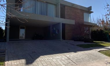 Casa en venta c/ cochera en Chacras de Coria