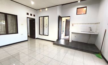 Dijual Rumah Siap Huni 2 Lantai dg Tanah Luas di Kompleks Kota Cirebon