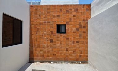 CASA EN VENTA, 2 RECÁMARAS, 2 BAÑOS COMPLETOS, COCHERA PARA 2 AUTOS