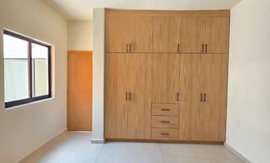 CASA EN VENTA, 2 RECÁMARAS, 2 BAÑOS COMPLETOS, COCHERA PARA 2 AUTOS