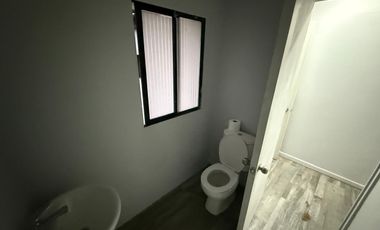 LOCAL ESQUINA 7 NORTE CON LOS CASTAÑOS PATIO ESTACIONAMIENTO