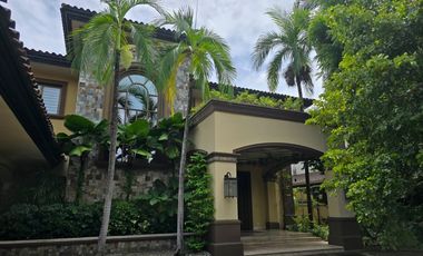 Exclusiva Residencia de Lujo en Costa del Este: Amplitud, Elegancia y Confort