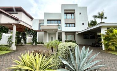 Exclusiva Villa de Lujo en Balmoral, Costa del Este: Un Refugio de Elegancia Moderna