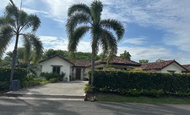 Vive el encanto de Buenaventura: elegancia frente al lago en una sola planta