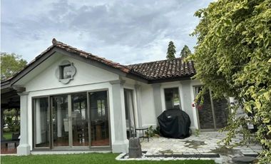 Vive el encanto de Buenaventura: elegancia frente al lago en una sola planta