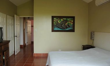 Vive el encanto de Buenaventura: elegancia frente al lago en una sola planta