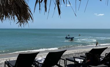Vive el encanto de Buenaventura: elegancia frente al lago en una sola planta