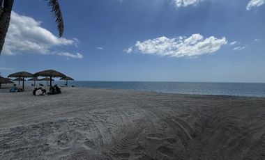 Vive el encanto de Buenaventura: elegancia frente al lago en una sola planta