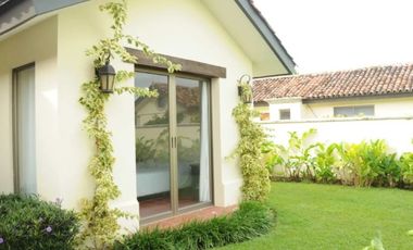 Vive el encanto de Buenaventura: elegancia frente al lago en una sola planta