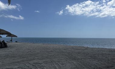 Vive el encanto de Buenaventura: elegancia frente al lago en una sola planta