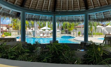 Vive el encanto de Buenaventura: elegancia frente al lago en una sola planta