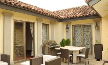 Vive el encanto de Buenaventura: elegancia frente al lago en una sola planta