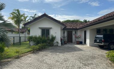 Vive el encanto de Buenaventura: elegancia frente al lago en una sola planta
