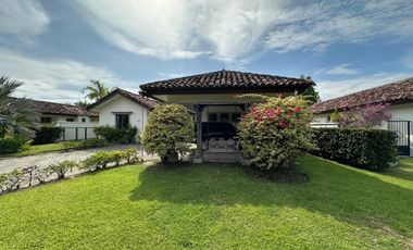 Vive el encanto de Buenaventura: elegancia frente al lago en una sola planta