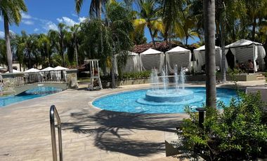 Vive el encanto de Buenaventura: elegancia frente al lago en una sola planta