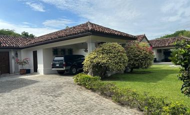 Vive el encanto de Buenaventura: elegancia frente al lago en una sola planta