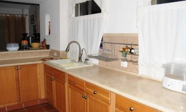 Vive el encanto de Buenaventura: elegancia frente al lago en una sola planta