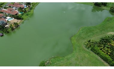 Increible lote con 80 mts lineales de vista sobre el lago en Buenaventura