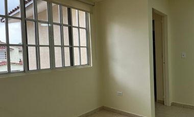 Casa Unifamiliar en Zona Cerrada - Totalmente Remodelada con Terraza y Jardín