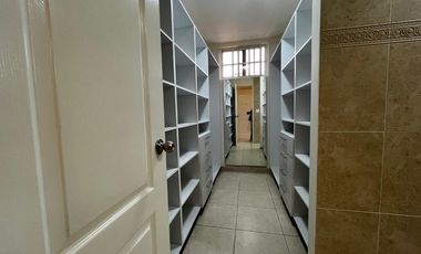 Casa Unifamiliar en Zona Cerrada - Totalmente Remodelada con Terraza y Jardín