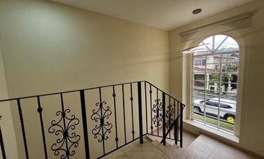 Casa Unifamiliar en Zona Cerrada - Totalmente Remodelada con Terraza y Jardín