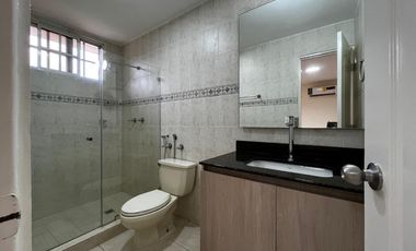 Casa Unifamiliar en Zona Cerrada - Totalmente Remodelada con Terraza y Jardín