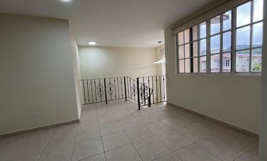 Casa Unifamiliar en Zona Cerrada - Totalmente Remodelada con Terraza y Jardín