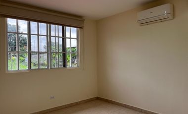 Casa Unifamiliar en Zona Cerrada - Totalmente Remodelada con Terraza y Jardín