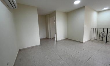 Casa Unifamiliar en Zona Cerrada - Totalmente Remodelada con Terraza y Jardín