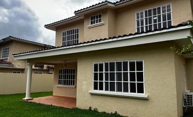 Casa Unifamiliar en Zona Cerrada - Totalmente Remodelada con Terraza y Jardín