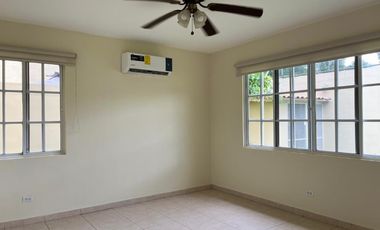 Casa Unifamiliar en Zona Cerrada - Totalmente Remodelada con Terraza y Jardín