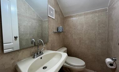 Casa Unifamiliar en Zona Cerrada - Totalmente Remodelada con Terraza y Jardín