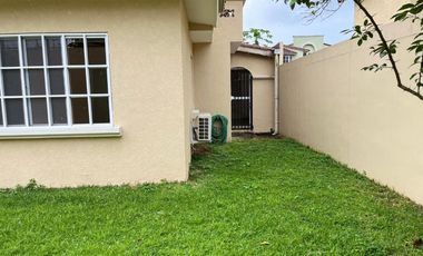 Casa Unifamiliar en Zona Cerrada - Totalmente Remodelada con Terraza y Jardín