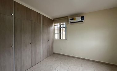 Casa Unifamiliar en Zona Cerrada - Totalmente Remodelada con Terraza y Jardín