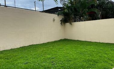 Casa Unifamiliar en Zona Cerrada - Totalmente Remodelada con Terraza y Jardín