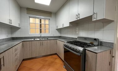 Casa Unifamiliar en Zona Cerrada - Totalmente Remodelada con Terraza y Jardín