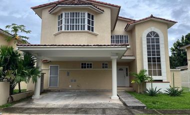 Casa Unifamiliar en Zona Cerrada - Totalmente Remodelada con Terraza y Jardín
