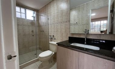 Casa Unifamiliar en Zona Cerrada - Totalmente Remodelada con Terraza y Jardín