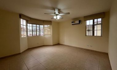 Casa Unifamiliar en Zona Cerrada - Totalmente Remodelada con Terraza y Jardín