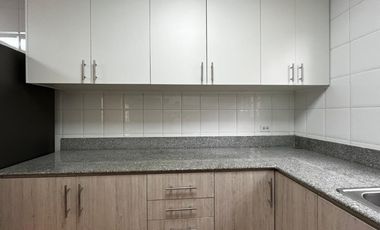 Casa Unifamiliar en Zona Cerrada - Totalmente Remodelada con Terraza y Jardín