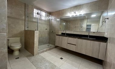 Casa Unifamiliar en Zona Cerrada - Totalmente Remodelada con Terraza y Jardín