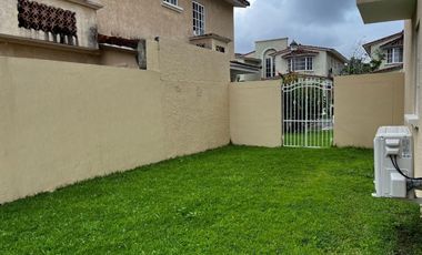 Casa Unifamiliar en Zona Cerrada - Totalmente Remodelada con Terraza y Jardín