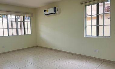 Casa Unifamiliar en Zona Cerrada - Totalmente Remodelada con Terraza y Jardín