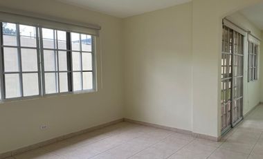 Casa Unifamiliar en Zona Cerrada - Totalmente Remodelada con Terraza y Jardín