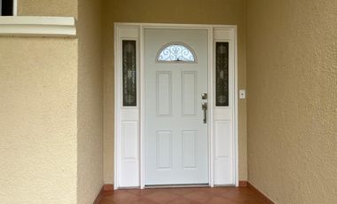 Casa Unifamiliar en Zona Cerrada - Totalmente Remodelada con Terraza y Jardín