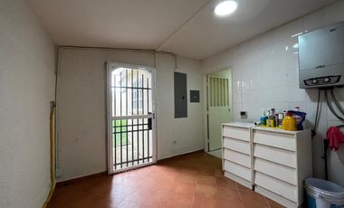 Casa Unifamiliar en Zona Cerrada - Totalmente Remodelada con Terraza y Jardín