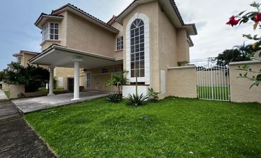 Casa Unifamiliar en Zona Cerrada - Totalmente Remodelada con Terraza y Jardín