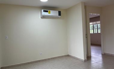 Casa Unifamiliar en Zona Cerrada - Totalmente Remodelada con Terraza y Jardín