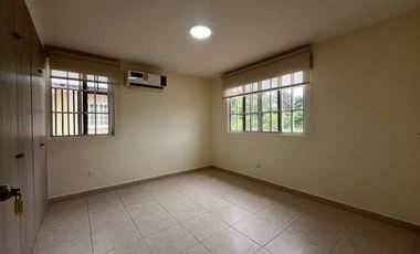 Casa Unifamiliar en Zona Cerrada - Totalmente Remodelada con Terraza y Jardín