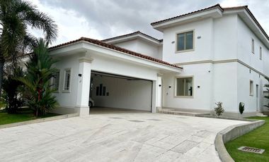 Su Hogar Soñado le Espera en Fairway Estate - Espacio, Elegancia y Privacidad Santa Maria